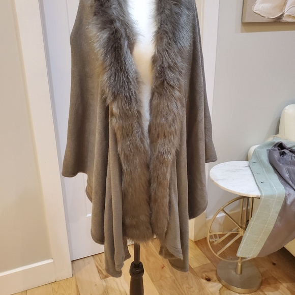 Grey Cape with front fasten clip - Picture 2 of 3